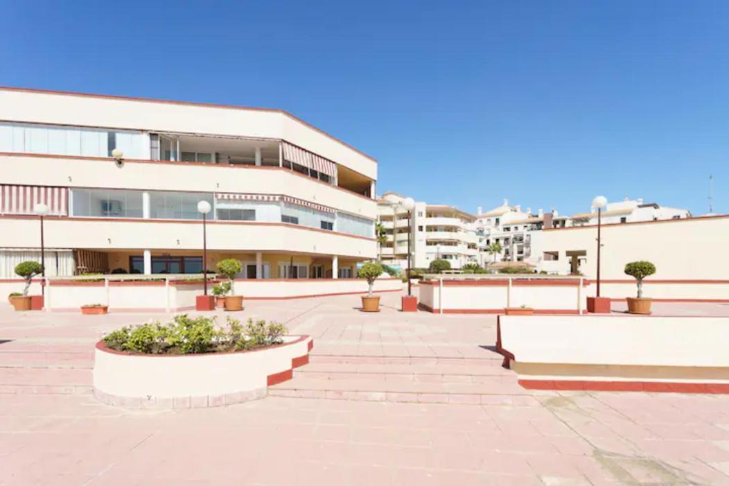 Chic Beachfront Flat With Amazing Sea Views And Private Indoor Parking Benalmádena Eksteriør billede