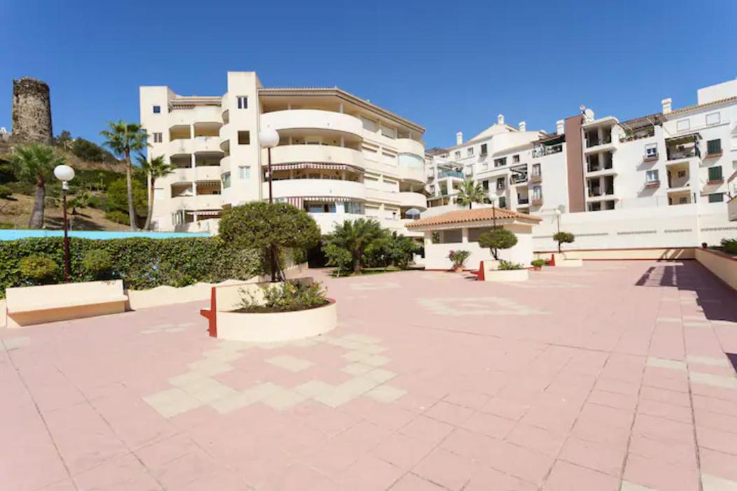 Chic Beachfront Flat With Amazing Sea Views And Private Indoor Parking Benalmádena Eksteriør billede