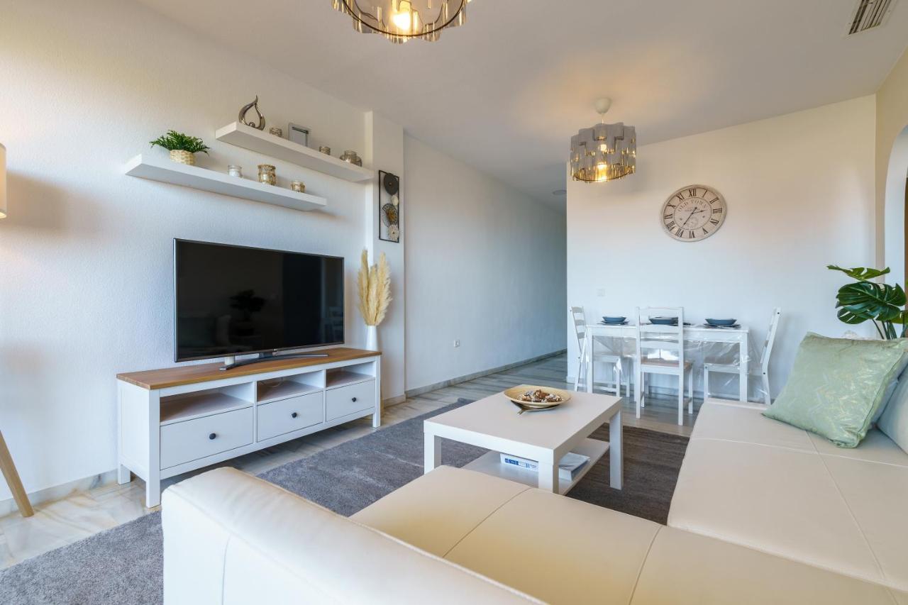 Chic Beachfront Flat With Amazing Sea Views And Private Indoor Parking Benalmádena Eksteriør billede