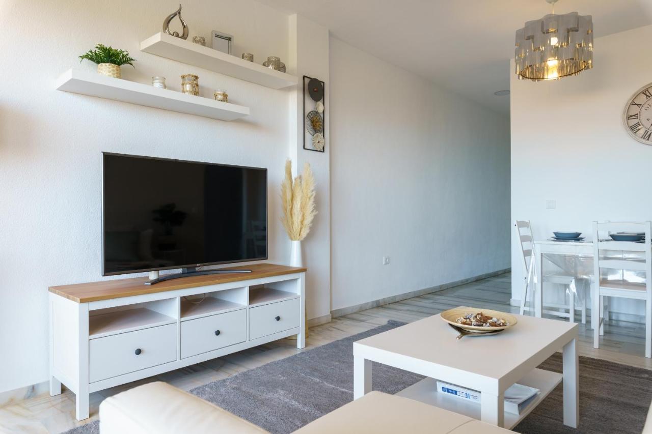 Chic Beachfront Flat With Amazing Sea Views And Private Indoor Parking Benalmádena Eksteriør billede