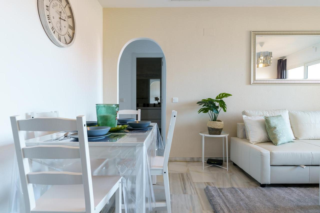 Chic Beachfront Flat With Amazing Sea Views And Private Indoor Parking Benalmádena Eksteriør billede