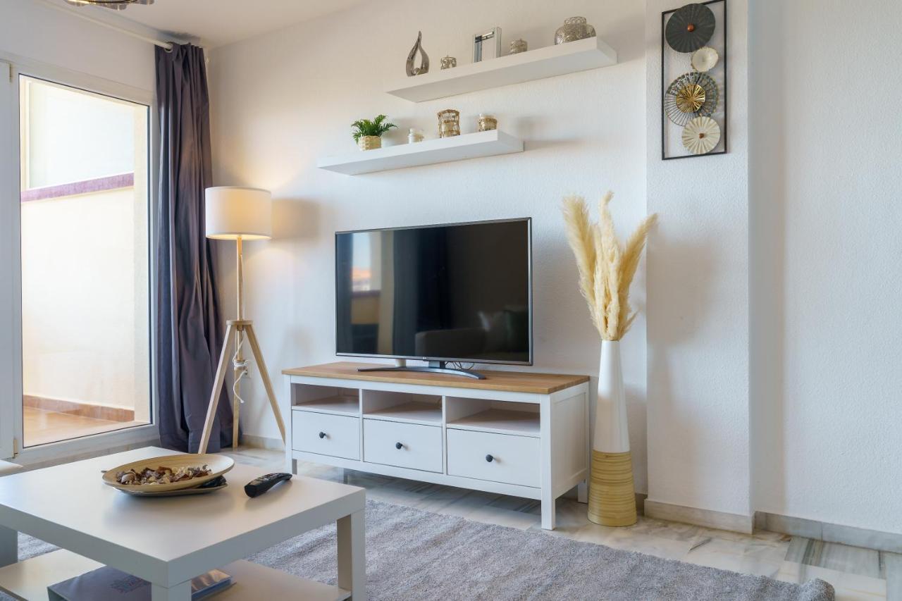 Chic Beachfront Flat With Amazing Sea Views And Private Indoor Parking Benalmádena Eksteriør billede