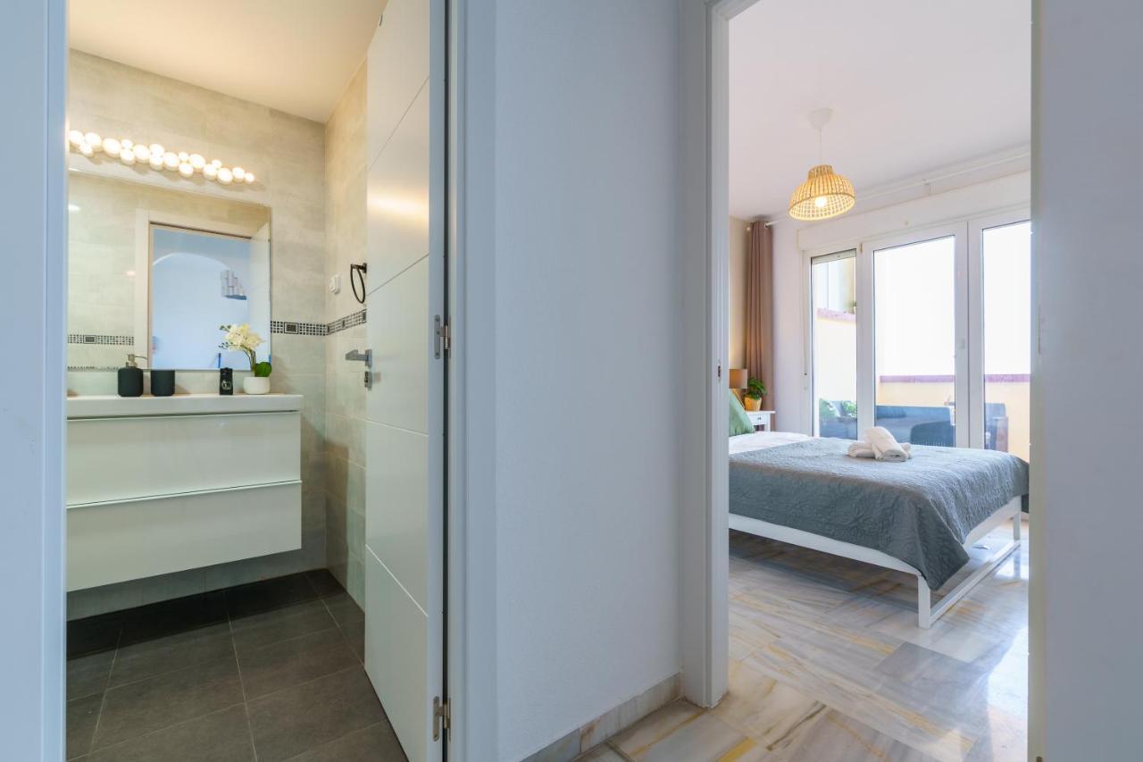 Chic Beachfront Flat With Amazing Sea Views And Private Indoor Parking Benalmádena Eksteriør billede