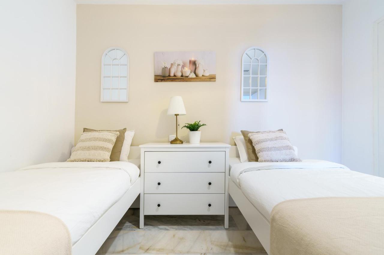 Chic Beachfront Flat With Amazing Sea Views And Private Indoor Parking Benalmádena Eksteriør billede