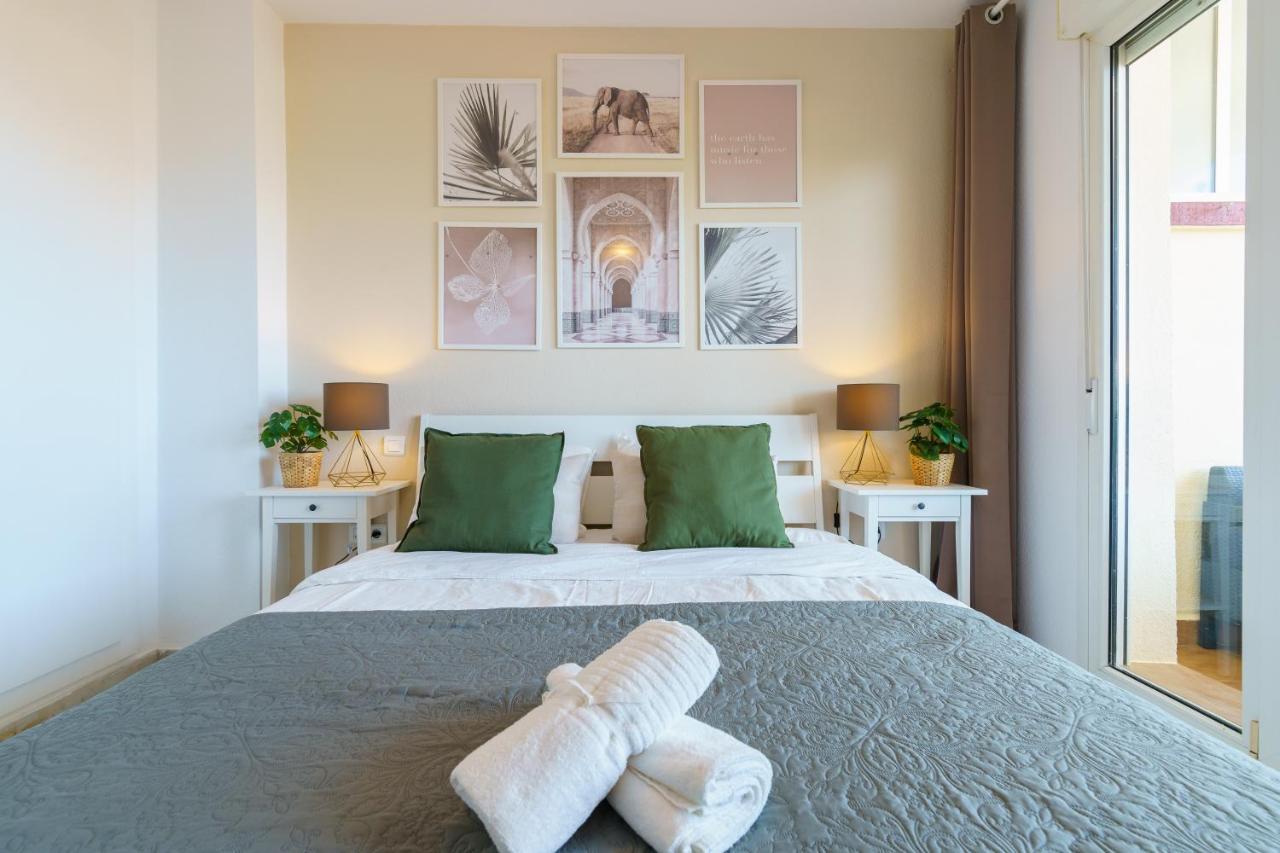 Chic Beachfront Flat With Amazing Sea Views And Private Indoor Parking Benalmádena Eksteriør billede