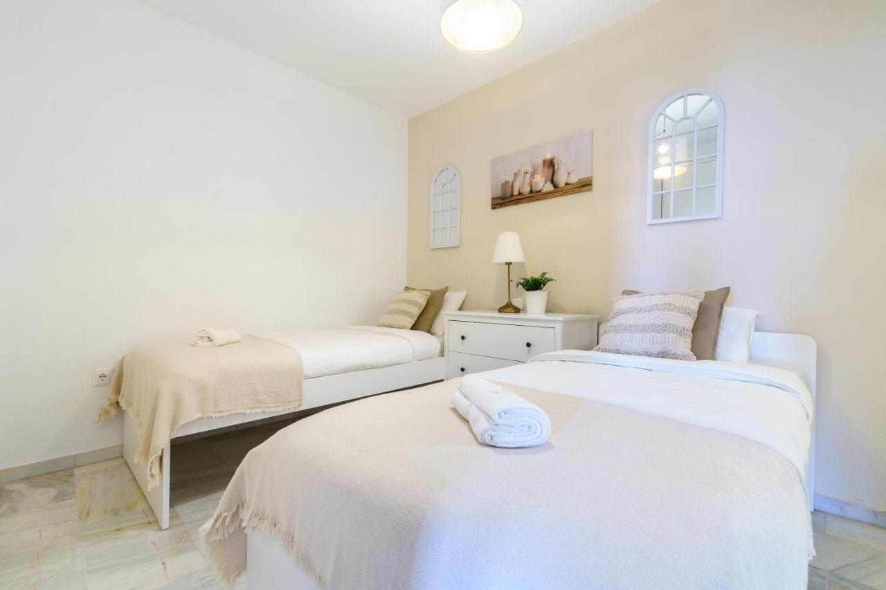 Chic Beachfront Flat With Amazing Sea Views And Private Indoor Parking Benalmádena Eksteriør billede