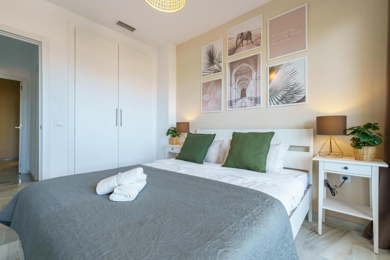 Chic Beachfront Flat With Amazing Sea Views And Private Indoor Parking Benalmádena Eksteriør billede