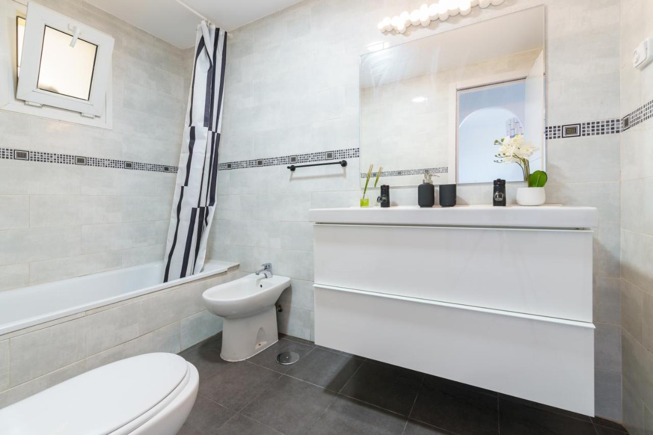 Chic Beachfront Flat With Amazing Sea Views And Private Indoor Parking Benalmádena Eksteriør billede